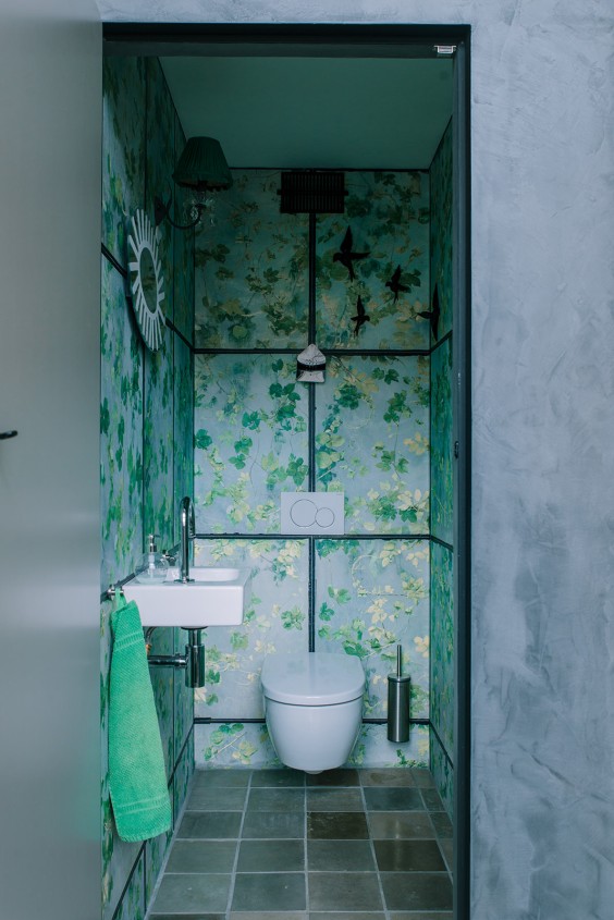 Kies voor een opvallend behang in de wc | Foto Sheena Schouwink