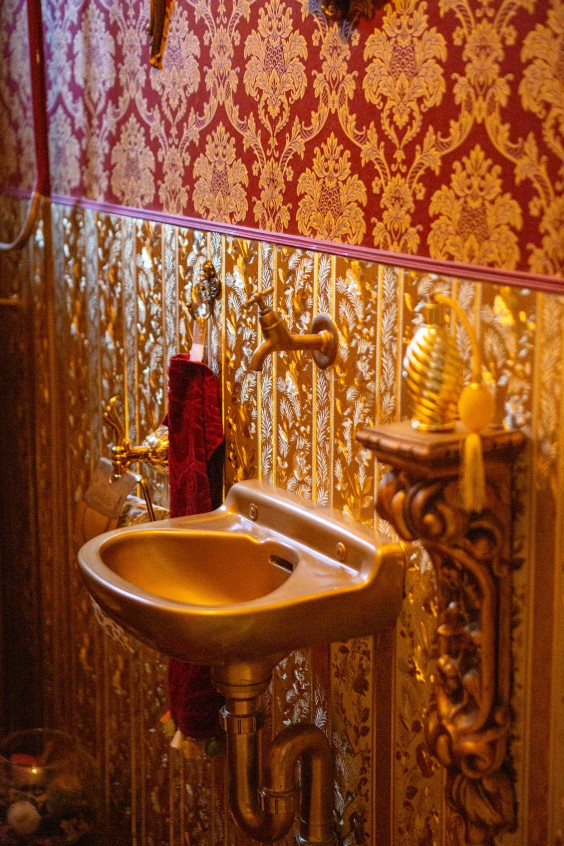 Hier is alles uit de kast getrokken om van dit toilet een Barok paradijs met veel goud te maken | Foto Roos Eijmers.jpg