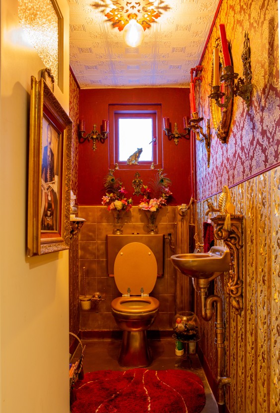 Hier is alles uit de kast getrokken om van dit toilet een Barok paradijs met veel goud te maken | Foto Roos Eijmers.jpg