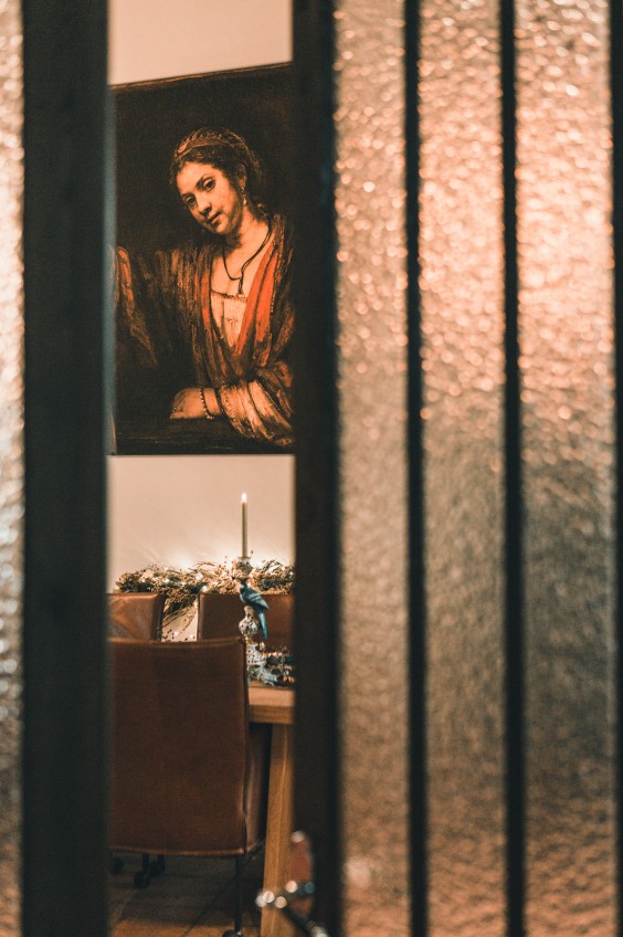 Annamarie pakt elk jaar uit met de kerstversiering. | Fotografie: Roos Eijmers 