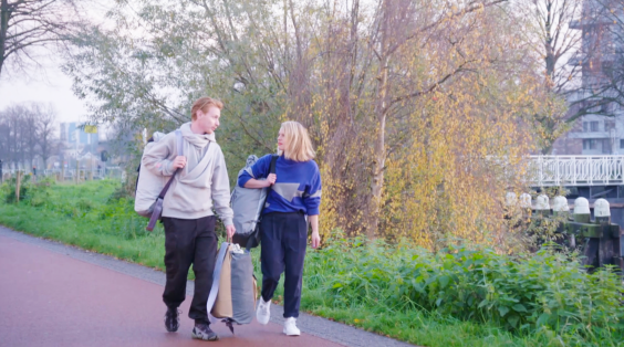 Marieke en Bas brengen de jassen naar de daklozen opvang 
