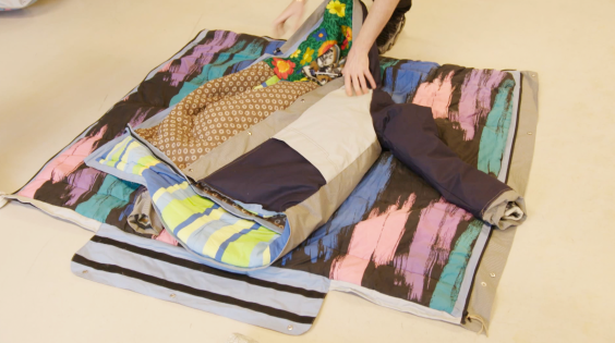 De jas die Bas heeft ontworpen voor dak- en thuislozen 