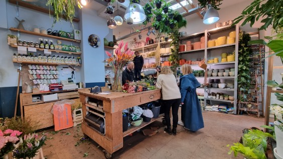 Marieke Eyskoot filmt een reportage over natuurlijk verven van textiel | Foto: Marieke Eyskoot