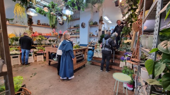 Marieke Eyskoot filmt een reportage over natuurlijk verven van textiel | Foto: Marieke Eyskoot