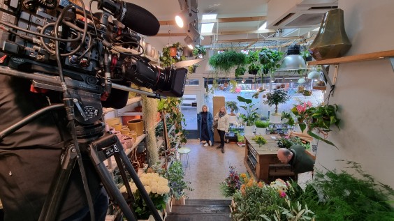 Marieke Eyskoot filmt een reportage over natuurlijk verven van textiel | Foto: Marieke Eyskoot