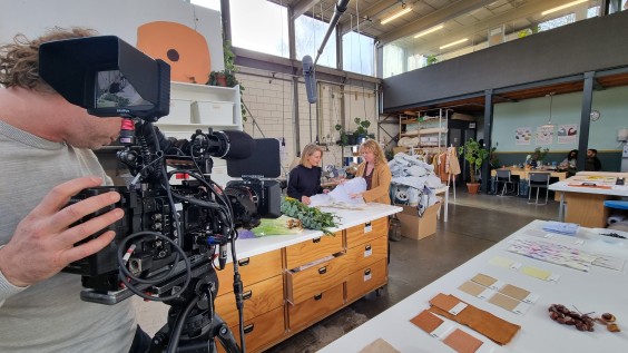 Marieke Eyskoot filmt een reportage over natuurlijk verven van textiel | Foto: Marieke Eyskoot