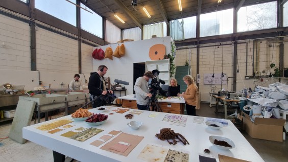 Marieke Eyskoot filmt een reportage over natuurlijk verven van textiel | Foto: Marieke Eyskoot