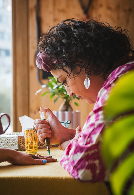 Henna kunstenares Fatima Oulad Thami | Fotografie: Roos Eijmers