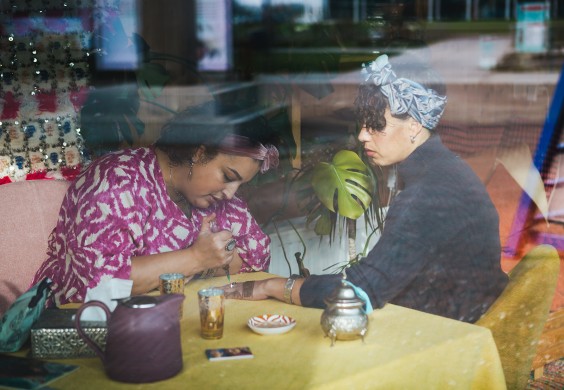 Henna kunstenares Fatima Oulad Thami | Fotografie: Roos Eijmers