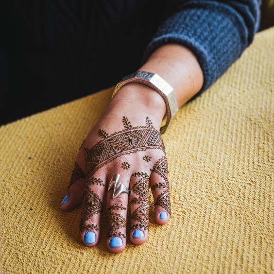 Henna kunstenares Fatima Oulad Thami | Fotografie: Roos Eijmers