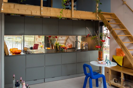 Zelf ontworpen tiny house in Rotterdam | Fotografie: Roos Eijmers