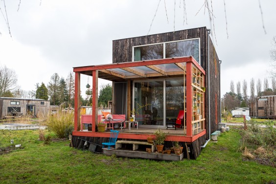 Zelf ontworpen tiny house in Rotterdam | Fotografie: Roos Eijmers