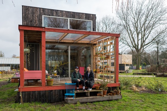 Zelf ontworpen tiny house in Rotterdam | Fotografie: Roos Eijmers