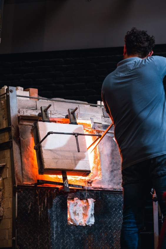 Glasblazers in Oostmarssum | Fotografie: Marjon Lukje