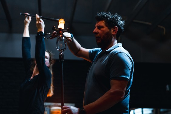 Glasblazers in Oostmarssum | Fotografie: Marjon Lukje