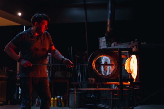 Glasblazers in Oostmarssum | Fotografie: Marjon Lukje