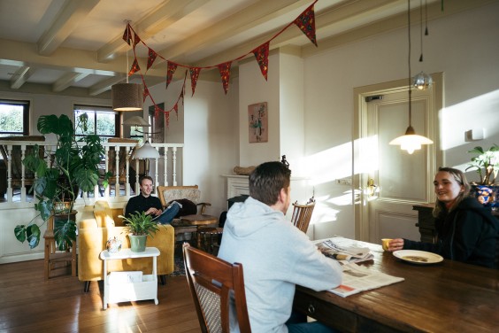 Lieke Kleinsmann woont met zeven huisgenoten in een woonboerderij in Utrecht | Fotografie: Marjon Lukje
