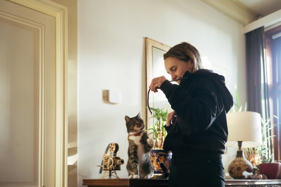Lieke Kleinsmann woont met zeven huisgenoten in een woonboerderij in Utrecht | Fotografie: Marjon Lukje