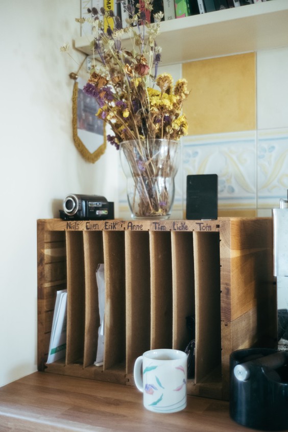 Lieke Kleinsmann woont met zeven huisgenoten in een woonboerderij in Utrecht | Fotografie: Marjon Lukje