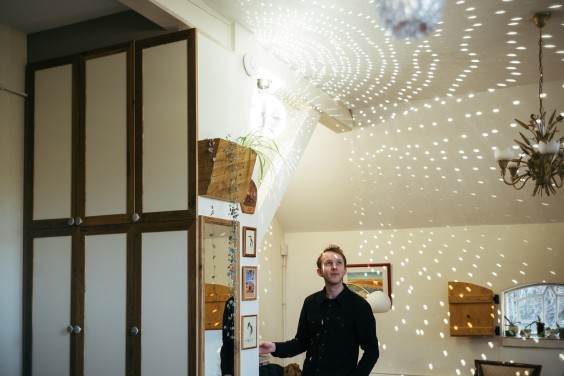 Lieke Kleinsmann woont met zeven huisgenoten in een woonboerderij in Utrecht | Fotografie: Marjon Lukje