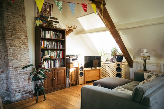Lieke Kleinsmann woont met zeven huisgenoten in een woonboerderij in Utrecht | Fotografie: Marjon Lukje