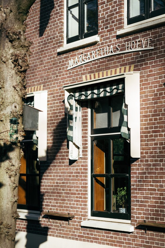 Lieke Kleinsmann woont met zeven huisgenoten in een woonboerderij in Utrecht | Fotografie: Marjon Lukje