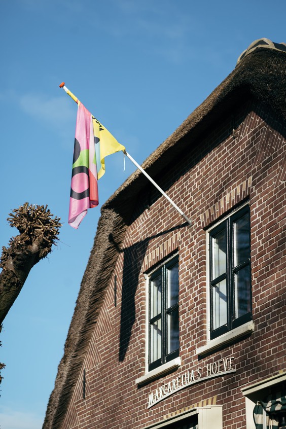 Lieke Kleinsmann woont met zeven huisgenoten in een woonboerderij in Utrecht | Fotografie: Marjon Lukje
