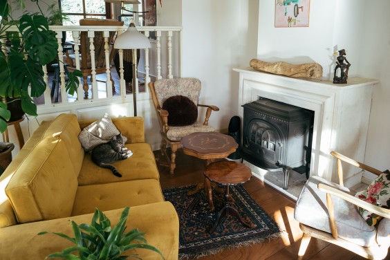 Lieke Kleinsmann woont met zeven huisgenoten in een woonboerderij in Utrecht | Fotografie: Marjon Lukje