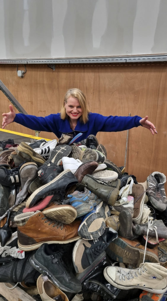 Marieke Eyskoot tussen de schoenen die gerecycled worden  