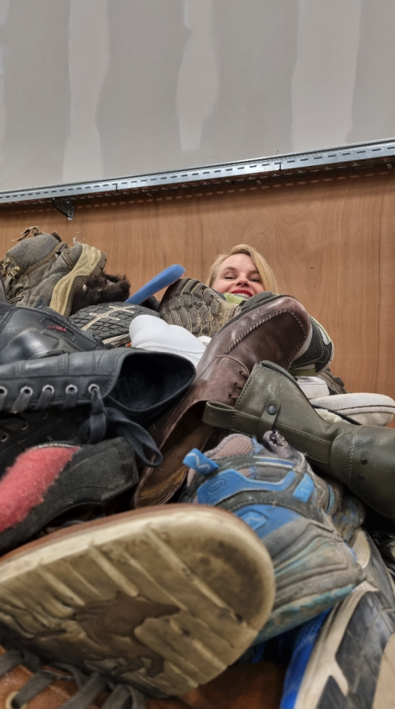 Marieke Eyskoot tussen de schoenen die gerecycled worden  