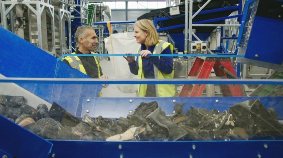Danny en Marieke tussen de berg (oude) schoenen