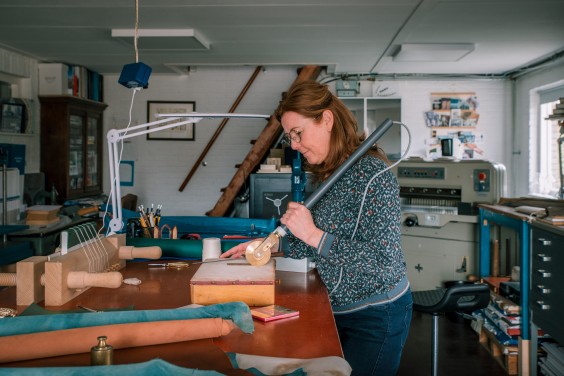 Boekbinder - Foto: Sheena Schouwink