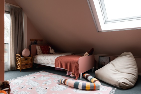 Roze meidenkamer | Fotografie: Marjon Lukje