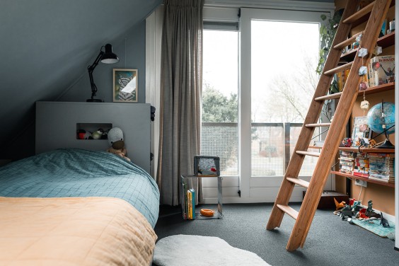 Blauwe jongenskamer | Fotografie: Marjon Lukje