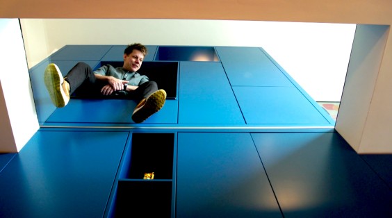 Nick bij de blauwe kast in de woonkamer 