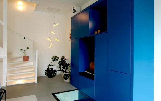 De kast die door door twee verdiepingen heen reikt 