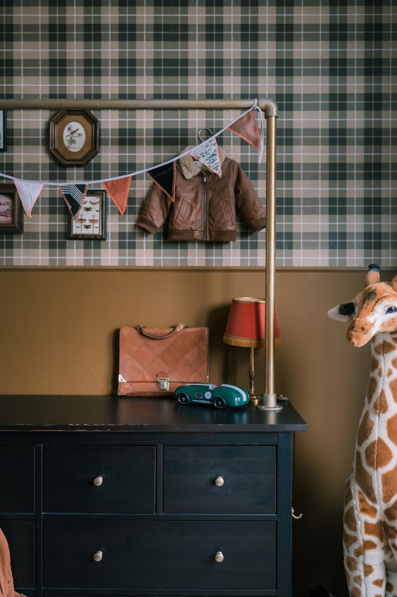 Neutrale stoere jongenskamer | Fotografie: Sheena Schouwink