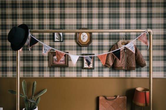 Neutrale stoere jongenskamer | Fotografie: Sheena Schouwink