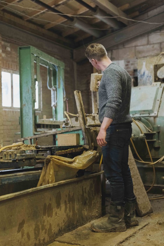 Ambachtelijke steenbakker in Heteren | Fotografie: Liesbeth Disbergen