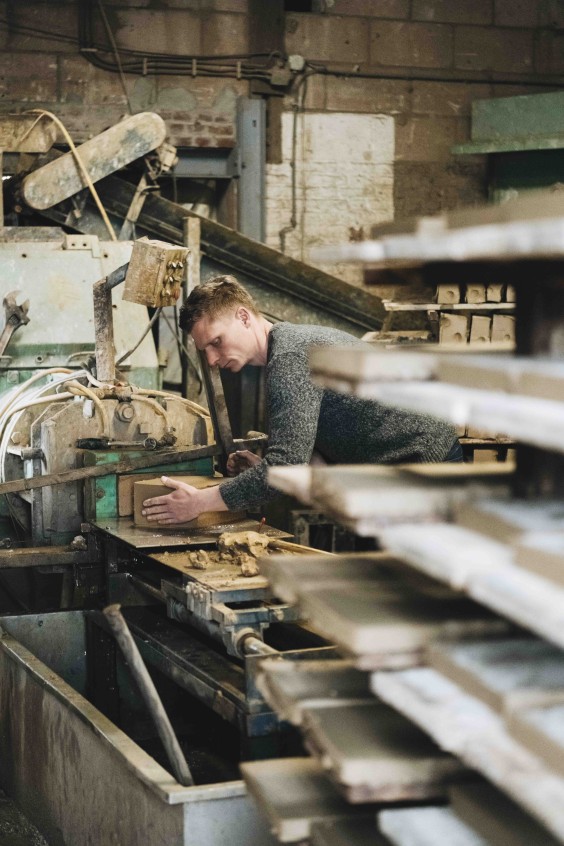 Ambachtelijke steenbakker in Heteren | Fotografie: Liesbeth Disbergen