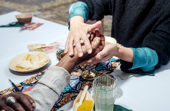 Samen aan tafel tijdens de Keti Koti | Foto: Jakob van Vliet 