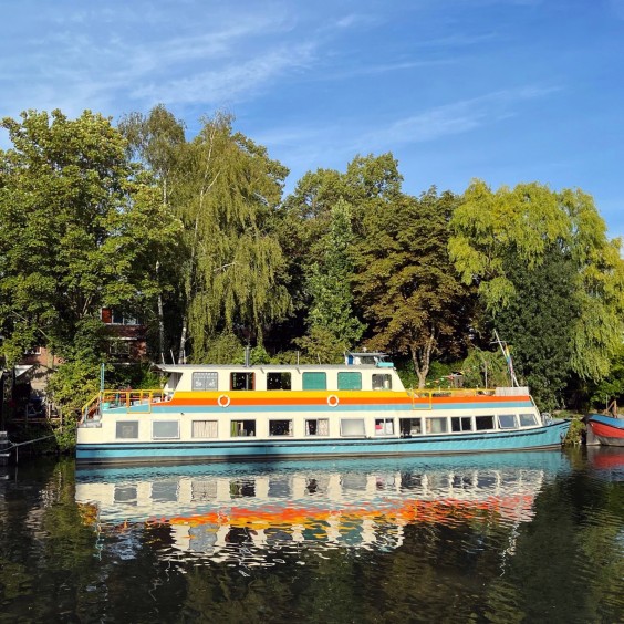 De 'Bonanza', het nieuwe woonschip van Pepijn, Ivo en Keet
