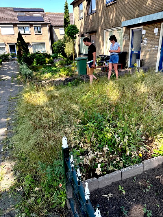 Niels bekijkt de tuin samen met de eigenaar