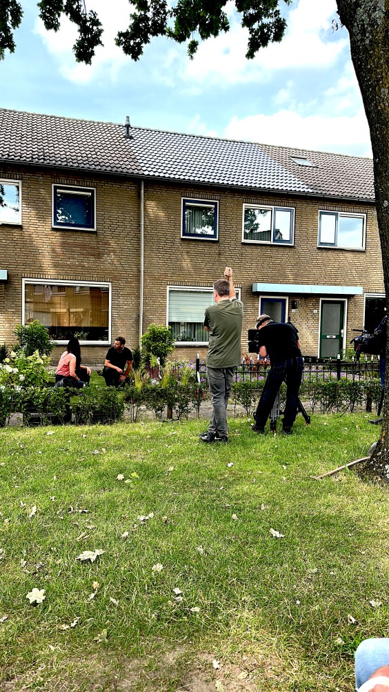 Niels in gesprek met de tuineigenaar tijdens de opnames 