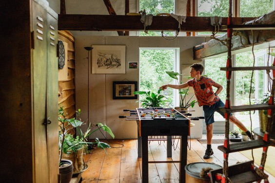 Een Pippi Langkous-achtige huis vol kleur en oude elementen | Fotografie: Roos Eijmers 
