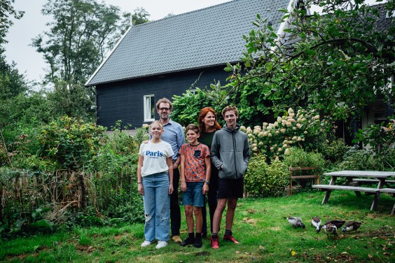 Een Pippi Langkous-achtige huis vol kleur en oude elementen | Fotografie: Roos Eijmers 