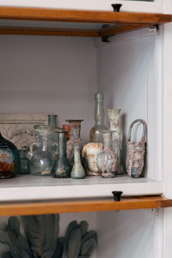 Huis vol antieke verzamelingen | Fotografie: Marjon Lukje