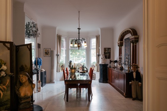 Huis vol antieke verzamelingen | Fotografie: Marjon Lukje