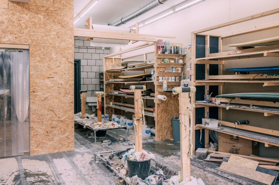 Jeroen maakt surfboards | Fotografie: Sheena Schouwink