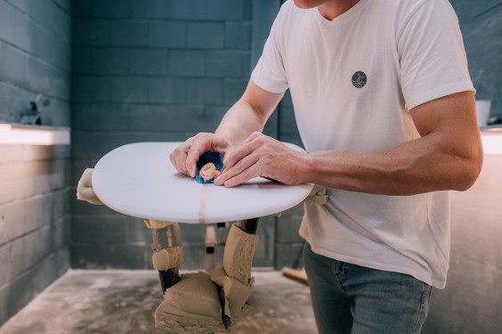 Jeroen maakt surfboards | Fotografie: Sheena Schouwink